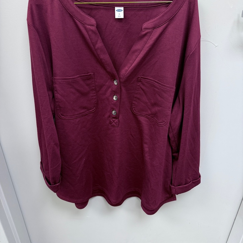 Old Navy Women's Burgundy 3‎ Button Top
